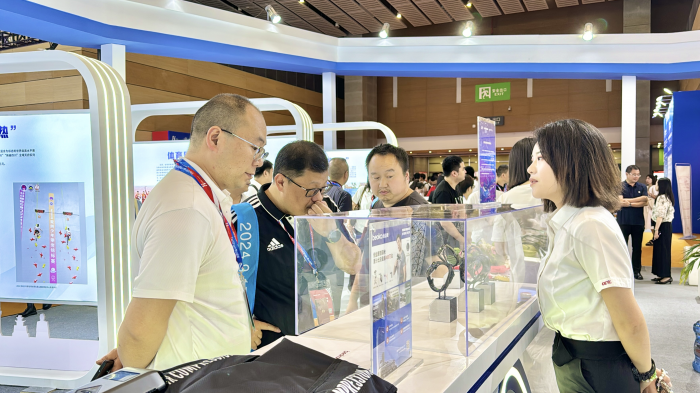 星空体育平台：“四川馆”亮相2024体博会“展品+展板”尽显我省体育产业发展动力(图2)