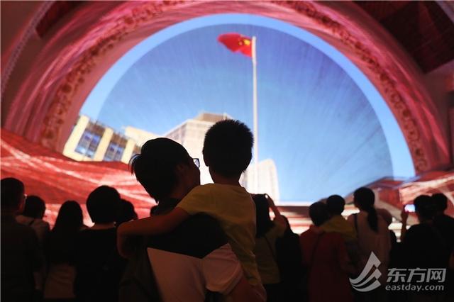 星空体育平台：上海国际光影节首个大众日迎来大客流“追光”观众：还想再看一遍！(图5)