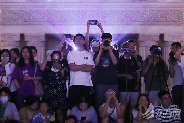 星空体育平台：上海国际光影节首个大众日迎来大客流“追光”观众：还想再看一遍！(图6)