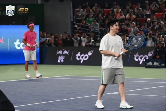 星空体育平台：大牌云集申城体育热潮持续燃动(图2)