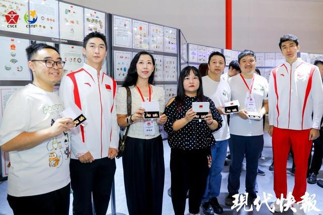 星空体育网站：展出徽章万余枚！2024中国国家队“冰与火的澎湃”徽章展在苏州举办(图3)