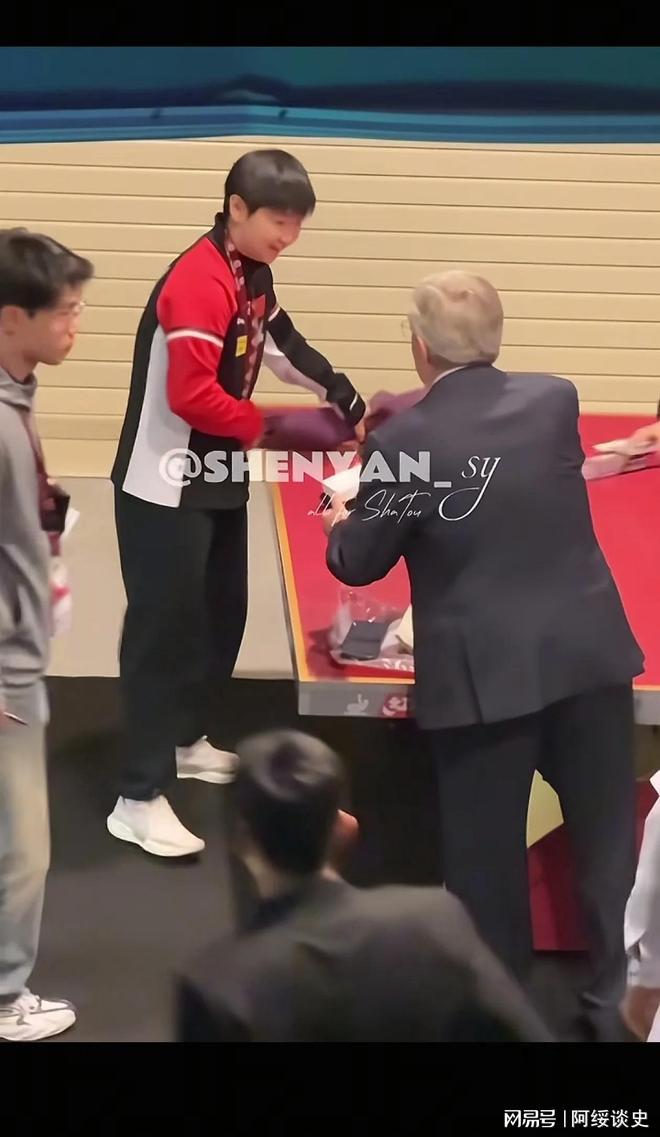 孙颖莎夺冠巴赫颁奖时说悄悄话送她两个神秘礼物两人快成哥们(图5)