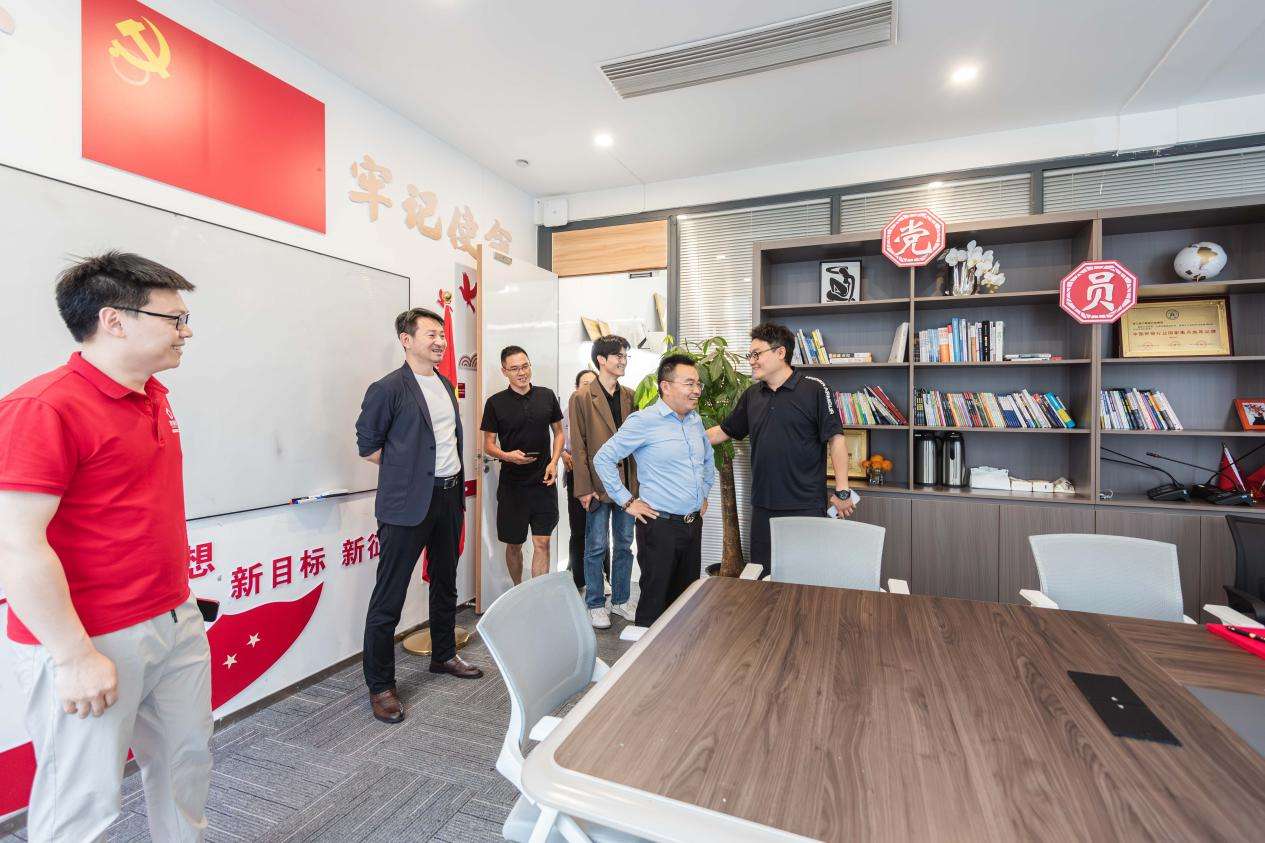 星空体育网站：让科技有温度京瑞居与一扇门战略签约定义新青年康养旅居未来式！(图2)