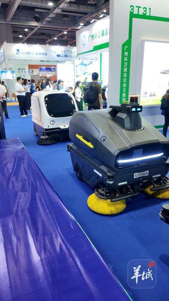 星空体育网站：十五运同款！智能清扫机器人成为广州环卫清洁展主角(图2)