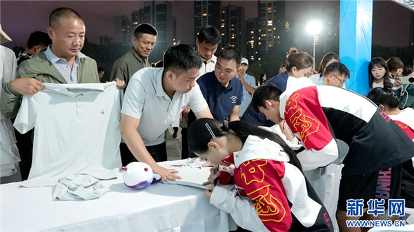 贵州体育服饰品牌“黔超”亮相2025年国际攀联世界杯攀岩赛(图2)