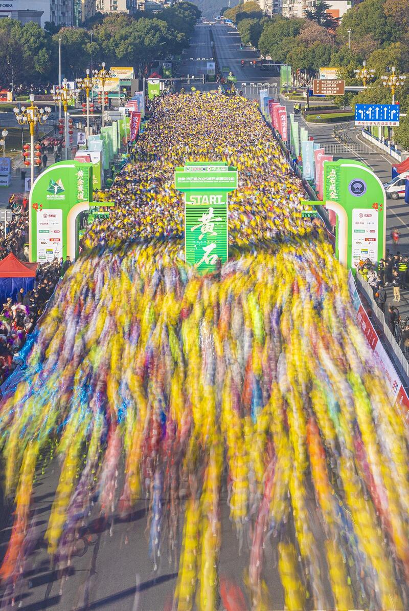 星空体育平台：15万人黄金赛道逐梦黄马激荡城市活力(图2)