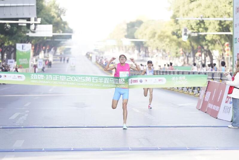 星空体育平台：15万人黄金赛道逐梦黄马激荡城市活力(图4)