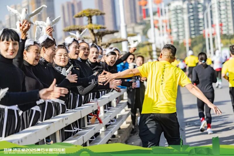 星空体育平台：15万人黄金赛道逐梦黄马激荡城市活力(图8)