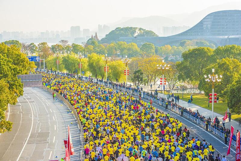 星空体育平台：15万人黄金赛道逐梦黄马激荡城市活力(图9)
