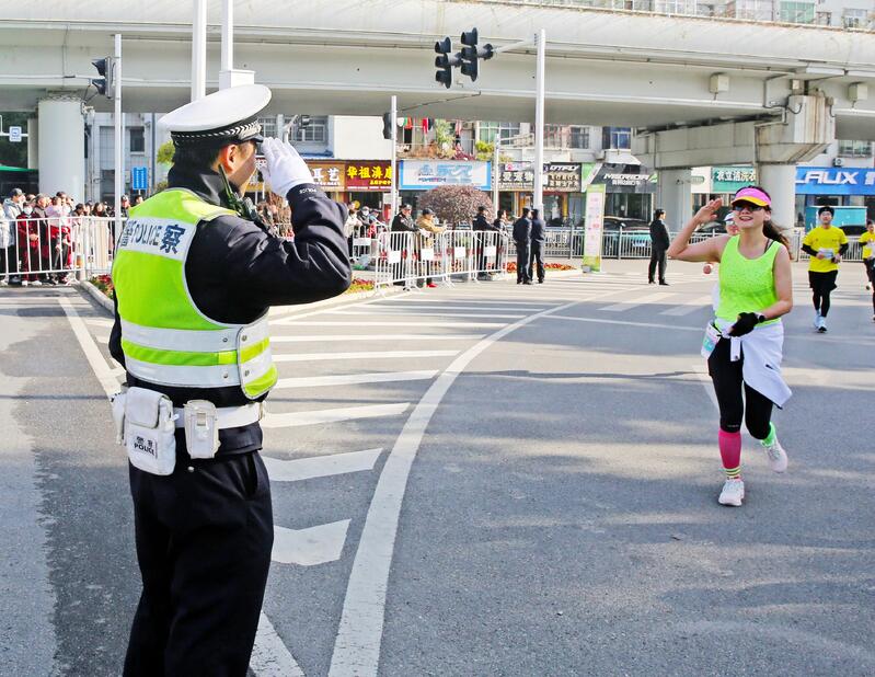 星空体育平台：15万人黄金赛道逐梦黄马激荡城市活力(图15)